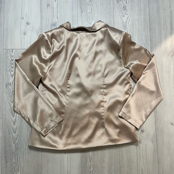 Silky Dinner Blazer 🤍 - Picture 4 of 5